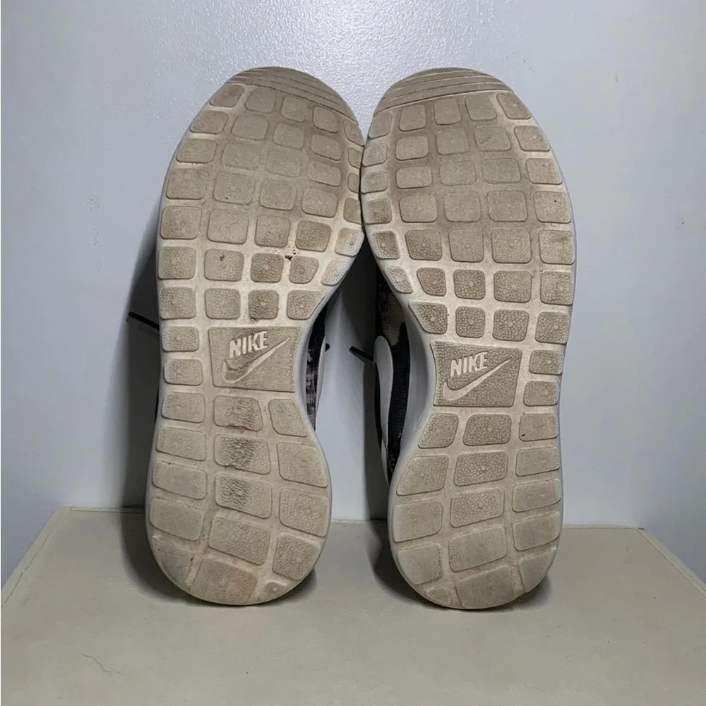 Nike Roshe Run: Women’s 9